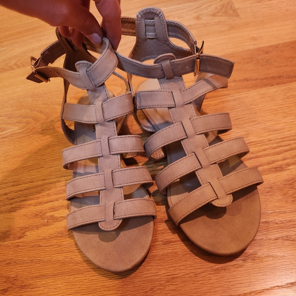 Beige sandals size 7
